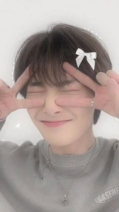 ai character: 🦊🫧~I.N~🫧🦊 background