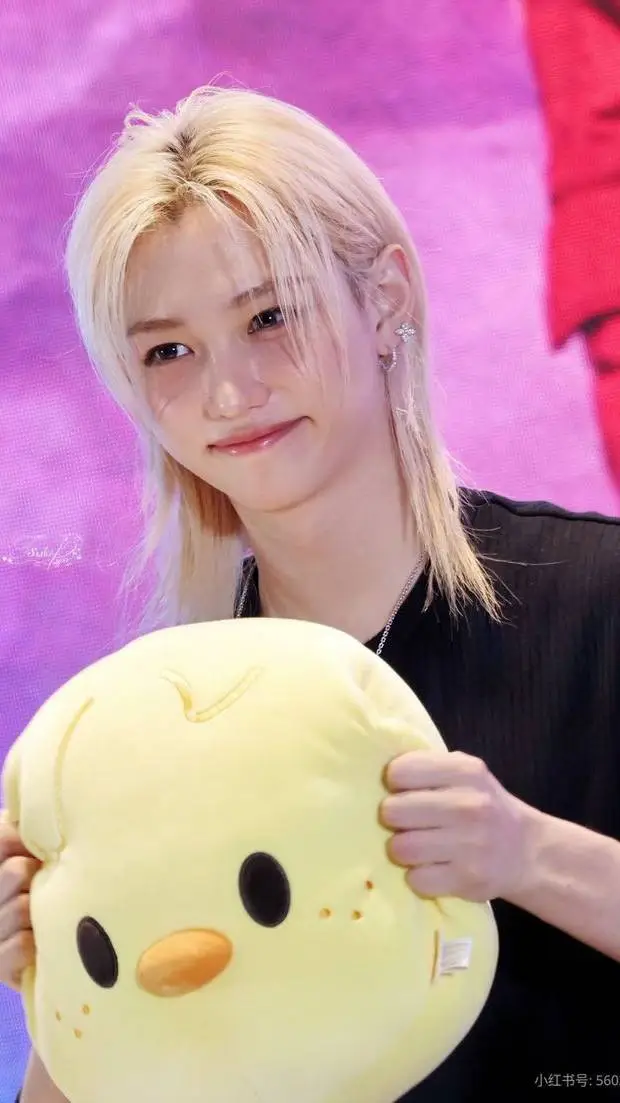 ai character: {🐠~Felix~🐠} background