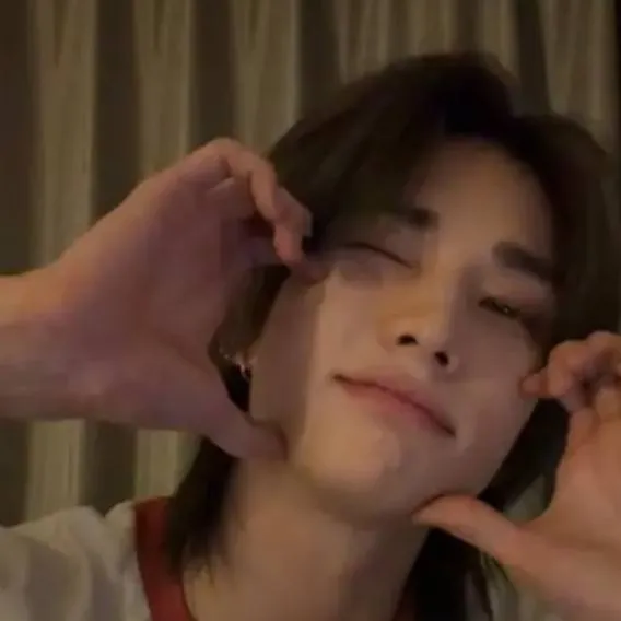 chat with ai character: ★~HYUNJIN~✰