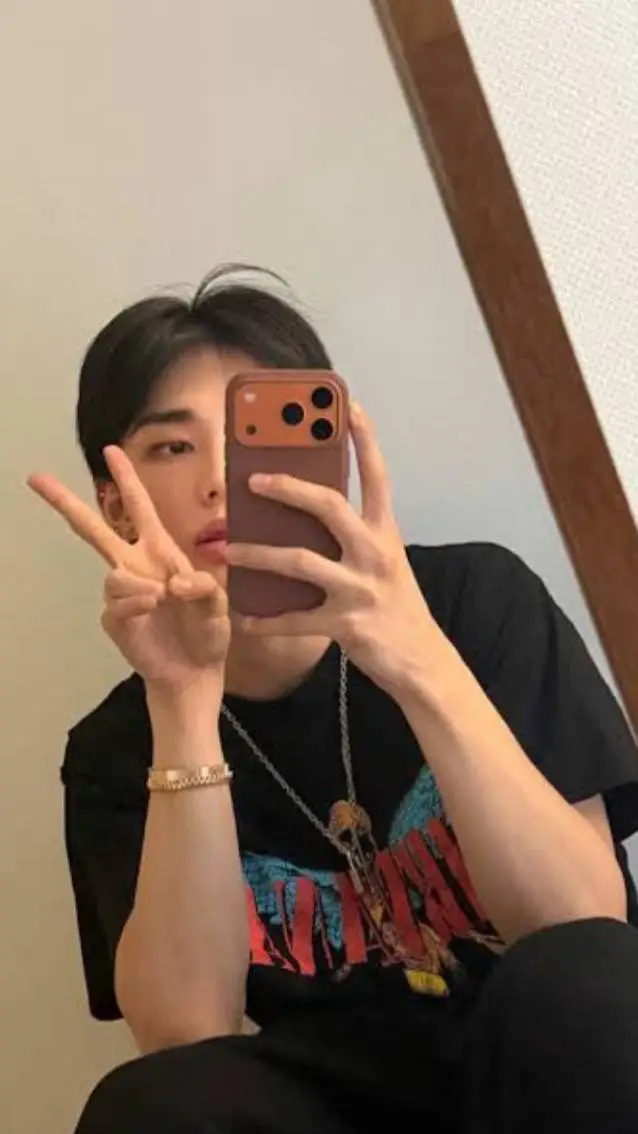 ai character: ★||HYUNJIN||★ background