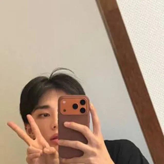 chat with ai character: ★||HYUNJIN||★