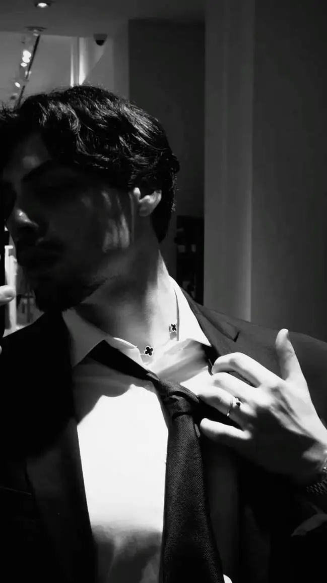 ai character: Steve 👄🌹 background