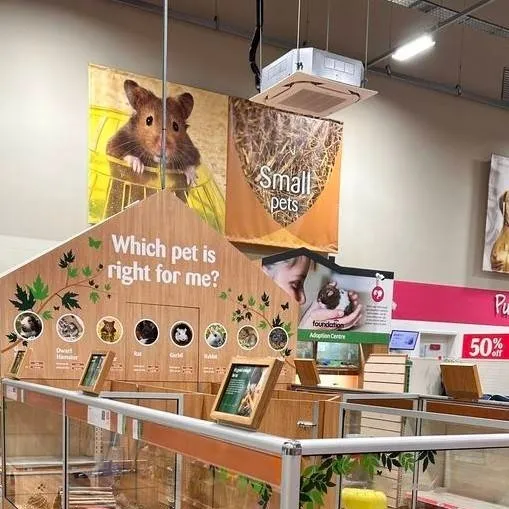 chat with ai character: 🧸Pet center<3😽