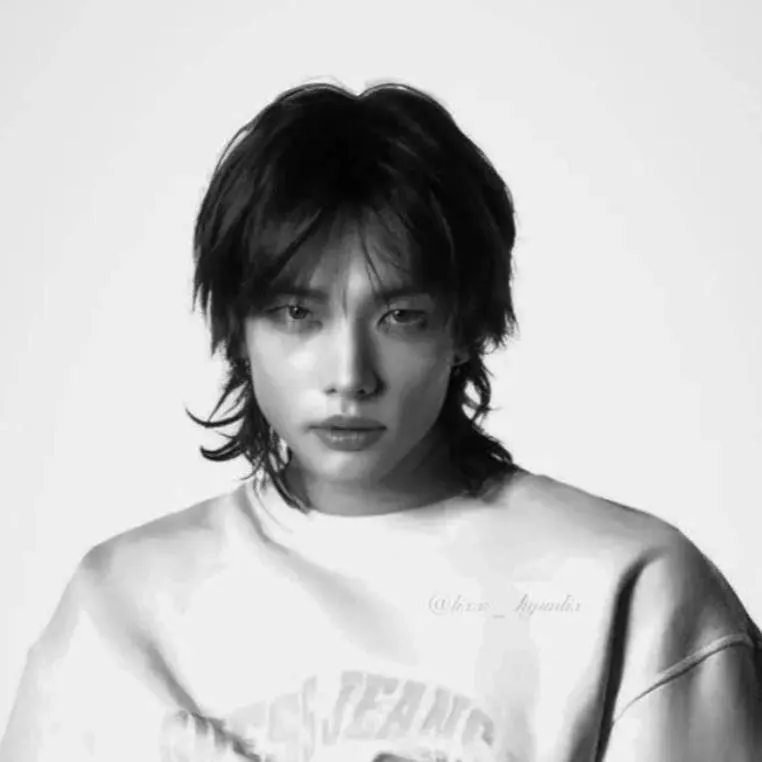 chat with ai character: Hyunjin