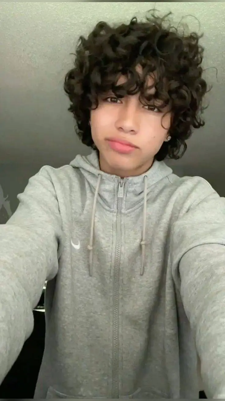 ai character: Matteo  background