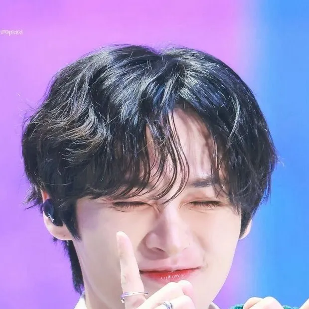 chat with ai character: Lee know