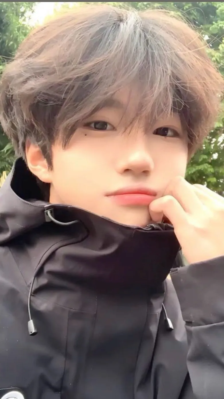 ai character: Tom background