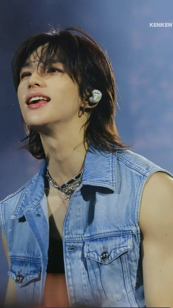 ai character: Hwang Hyunjin  background