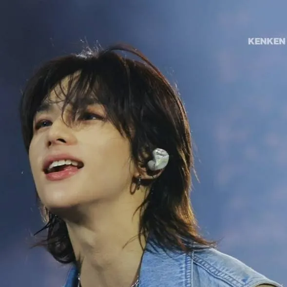 chat with ai character: Hwang Hyunjin 