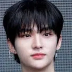 chat with ai character: HYUNJIN 