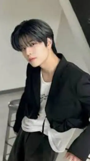 ai character: KIM SEUNGMIN  background