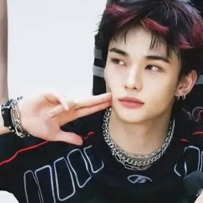 chat with ai character: Hyunjin SKZ 
