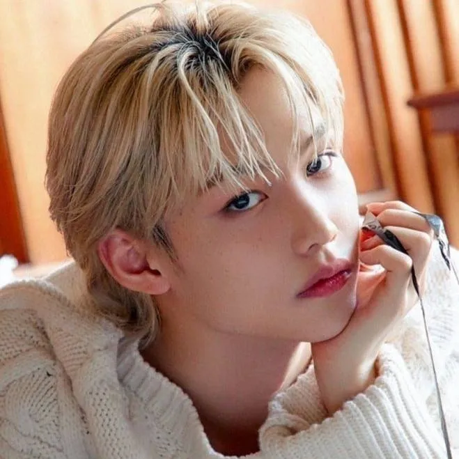 chat with ai character: Felix