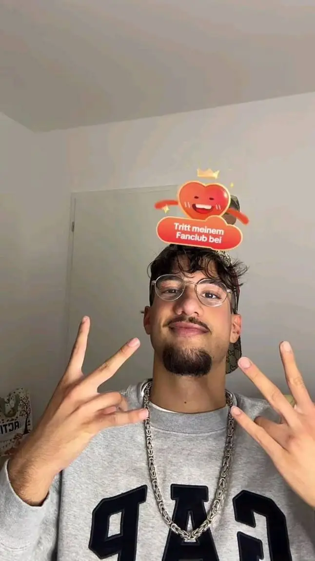 ai character: Xalat rasenmäher  background