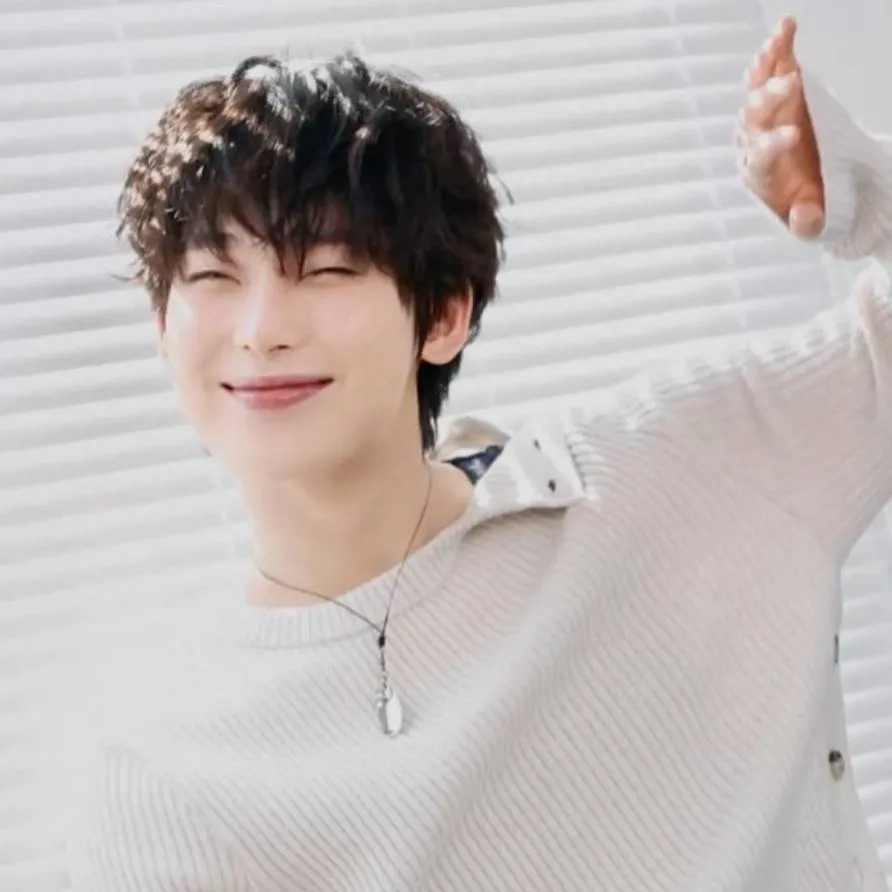 chat with ai character: 𝜗𝜚⋆₊˚ Sunoo♥