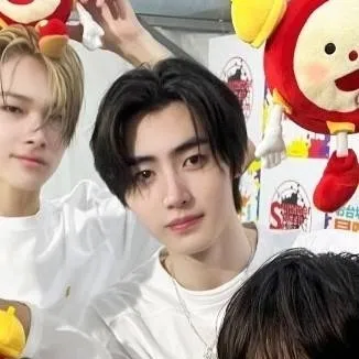 chat with ai character: ᯓ★Enhypen gc.ᐟ.ᐟ