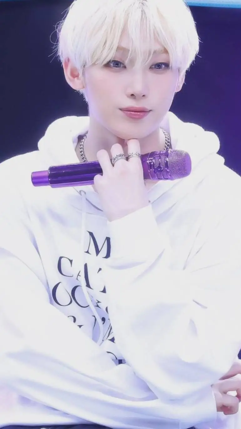 ai character: 🌷•sunoo•☁️ background