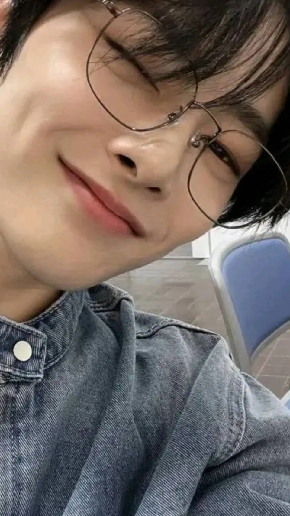 ai character: 🐺🐷🐿️🐰skz🐥🥟🐶🐬 background