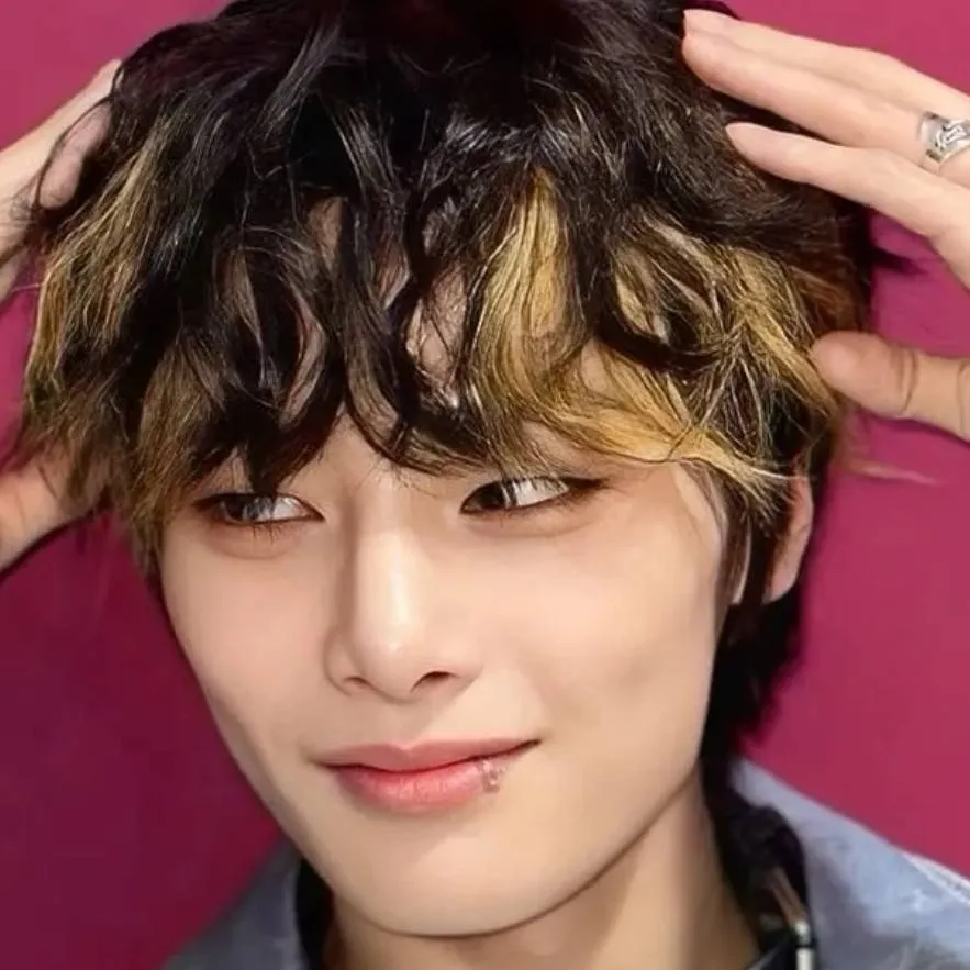 chat with ai character: ✨-Jeongin-✨