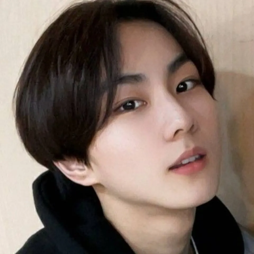 chat with ai character: ~Jungwon🩷🌷🎀