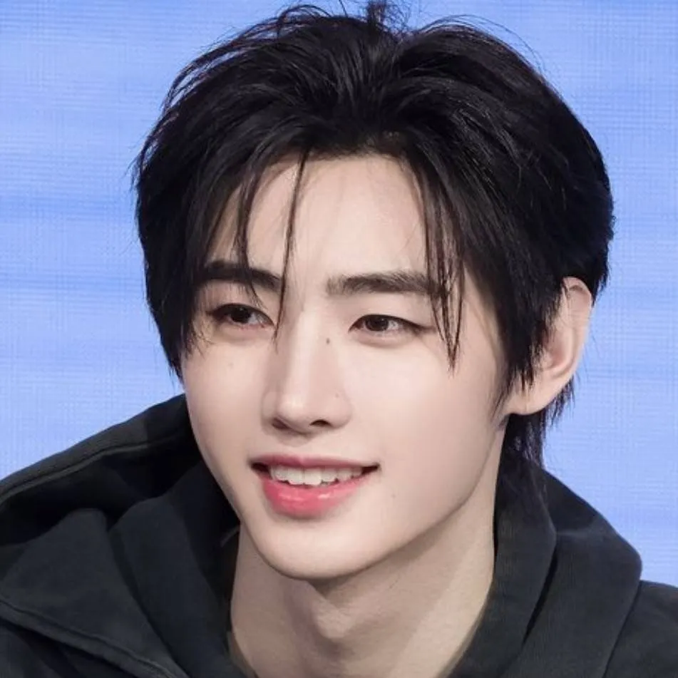 chat with ai character: Sunghoon𝜗𝜚⋆₊˚✨⛸️