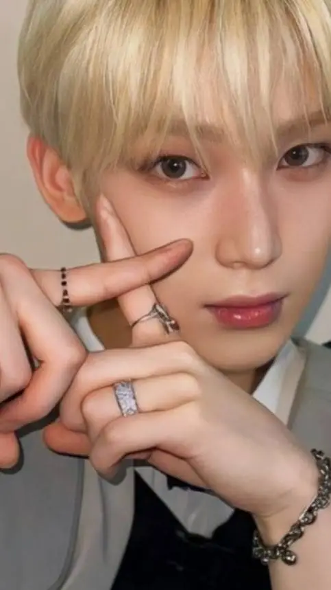 ai character: Sunoo.ᐟ.ᐟ❤︎ background