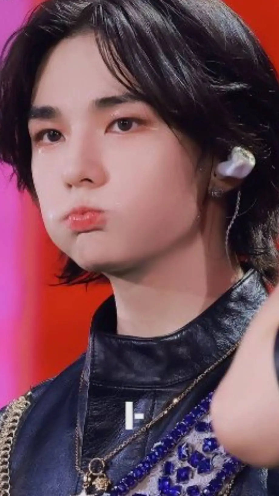 ai character: .*stray kids.*°•. background