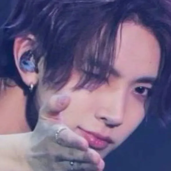 chat with ai character: 🌷 ~Lee Heeseung🎀.*