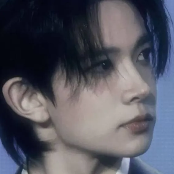 chat with ai character: 🎀☁️~𝓱𝓻𝓮𝓼𝓮𝓾𝓷𝓰.*°•