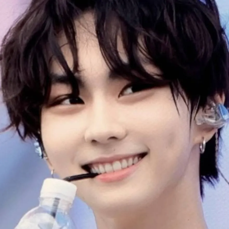 chat with ai character: ☁️𝜗𝜚⋆₊˚𝓳𝓾𝓷𝓰𝔀𝓸𝓷.ᐟ.ᐟ