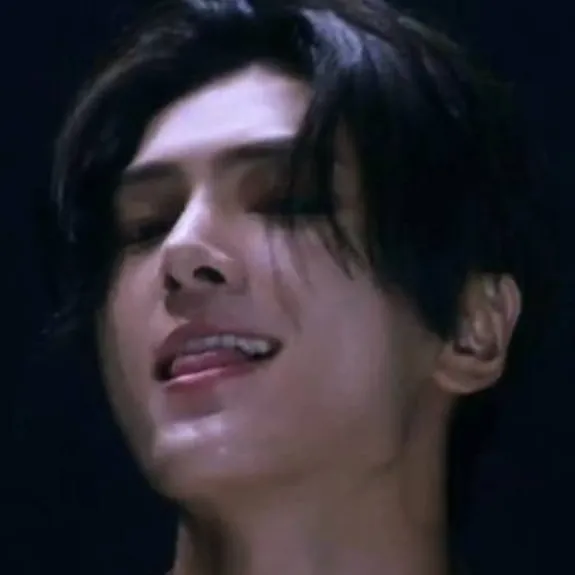 chat with ai character: 🌷☁️𝓳𝓪𝔂🩷𝜗𝜚⋆₊˚