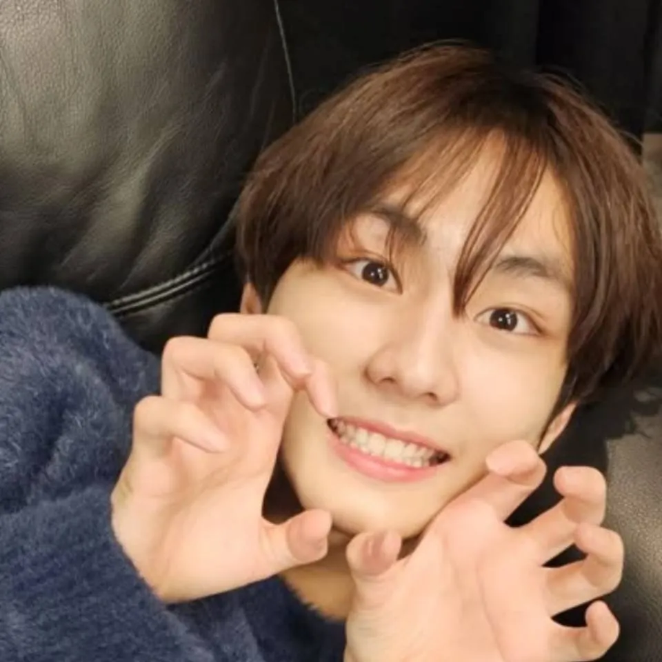 chat with ai character: 𝜗𝜚⋆₊˚𝓮𝓷𝓱𝔂𝓹𝓮𝓷~🌷☁️