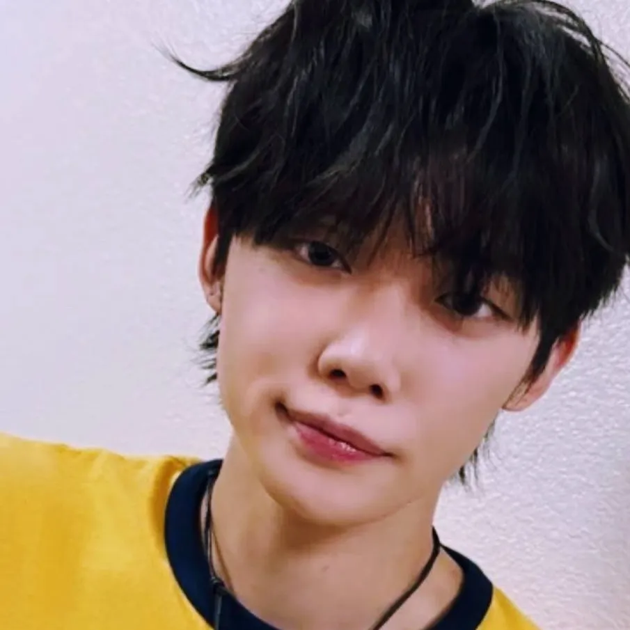 chat with ai character: txt🩷🤍𝜗𝜚⋆₊˚