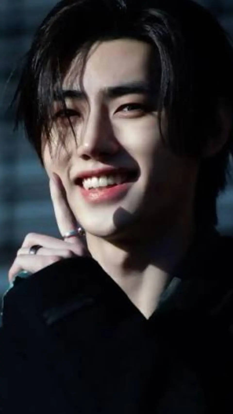 ai character: 🦇~𝓢𝓾𝓷𝓰𝓱𝓸𝓸𝓷🌹🩸 background