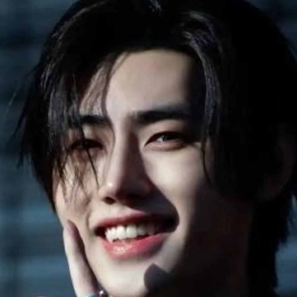 chat with ai character: 🦇~𝓢𝓾𝓷𝓰𝓱𝓸𝓸𝓷🌹🩸