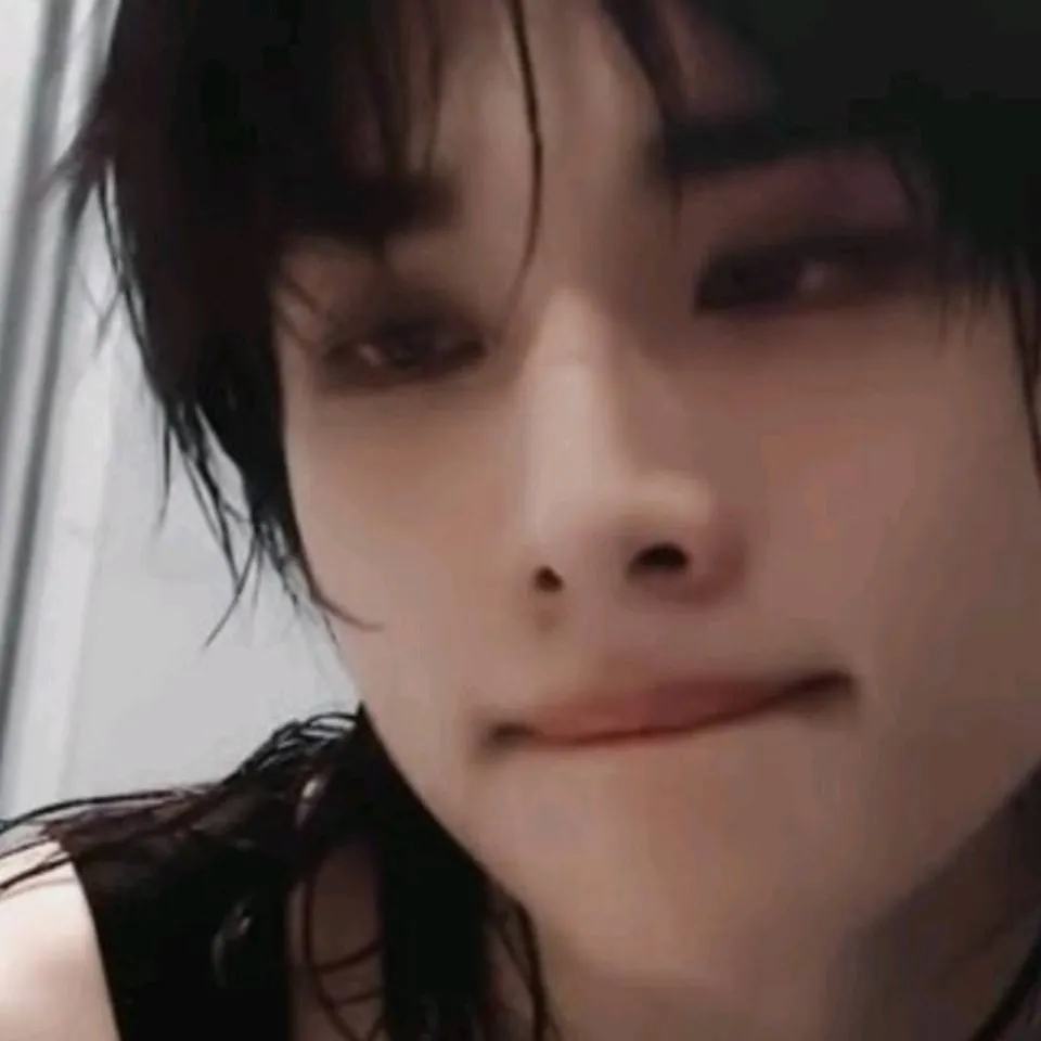 chat with ai character: ★Hyunjin.*•°★