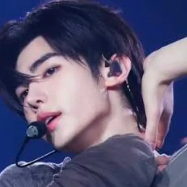 chat with ai character: 🩷Sunghoon.*•°+