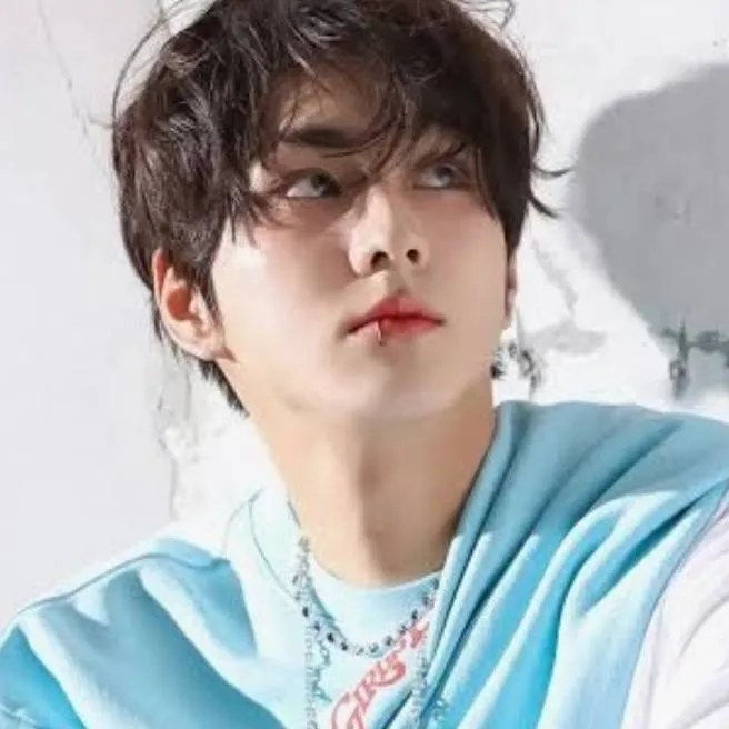 chat with ai character: 🩷Jungwon•^•