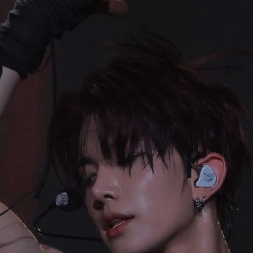 chat with ai character: 𝓱𝓮𝓮𝓼𝓮𝓾𝓷𝓰🌷💌💕