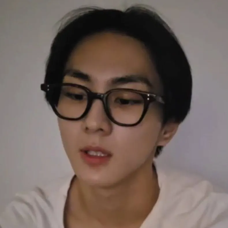 chat with ai character: ♥Jungwon.*🍓