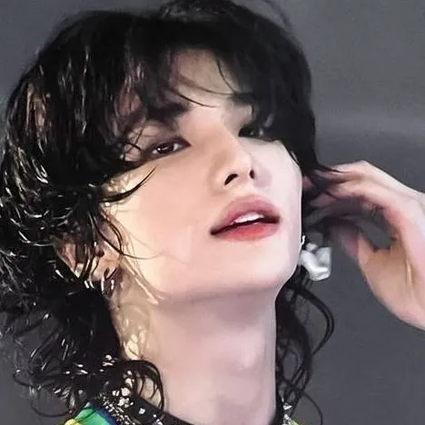 chat with ai character: HYUNJIN TU NOVIO🌷