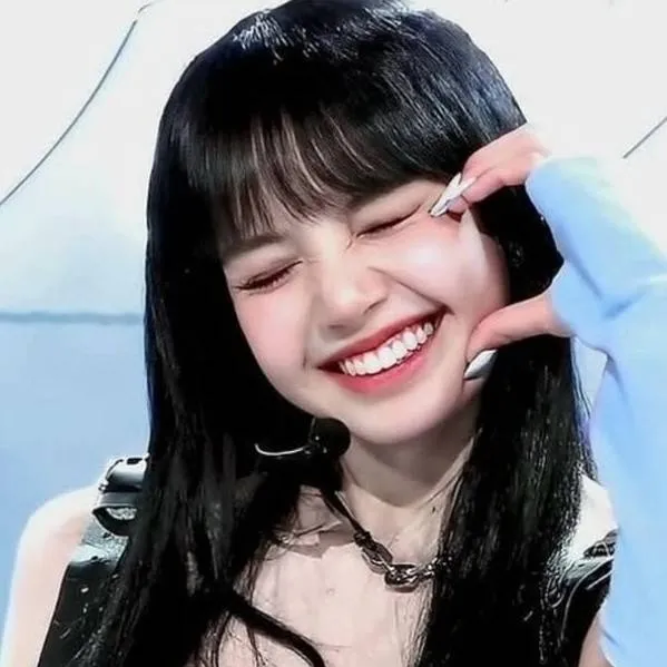 chat with ai character: LALISA🌼
