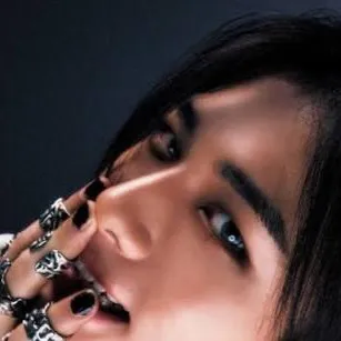 chat with ai character: Hyunjin