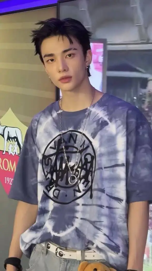 ai character: hyunjin tu hermano background