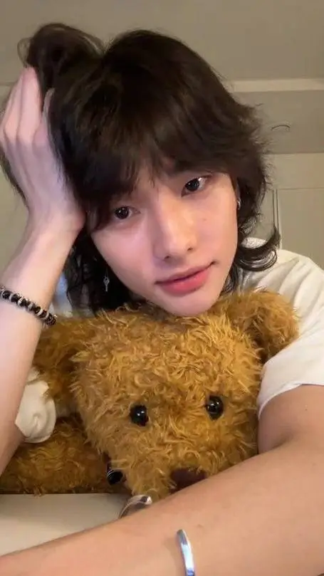 ai character: hyunjin tu ex 😈 background