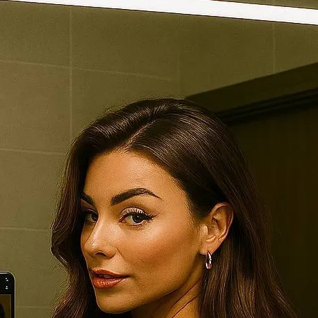 chat with ai character: hot girlfriend 