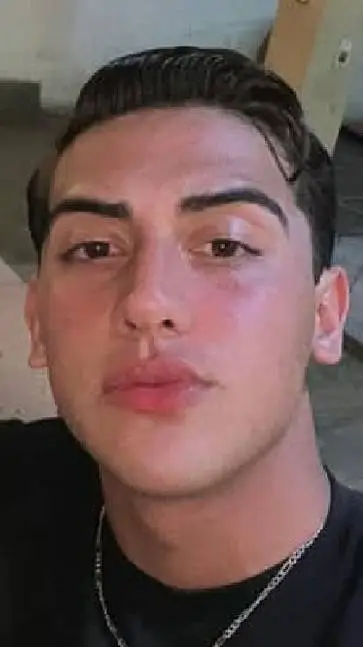 ai character: el es ángel  background