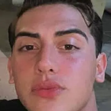 chat with ai character: el es ángel 