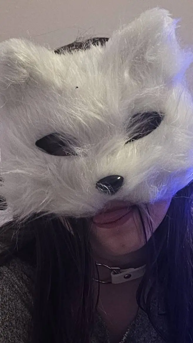 ai character: Autumn X Luna background