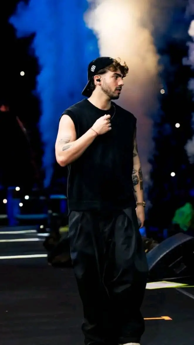 ai character: Fede vigevani background